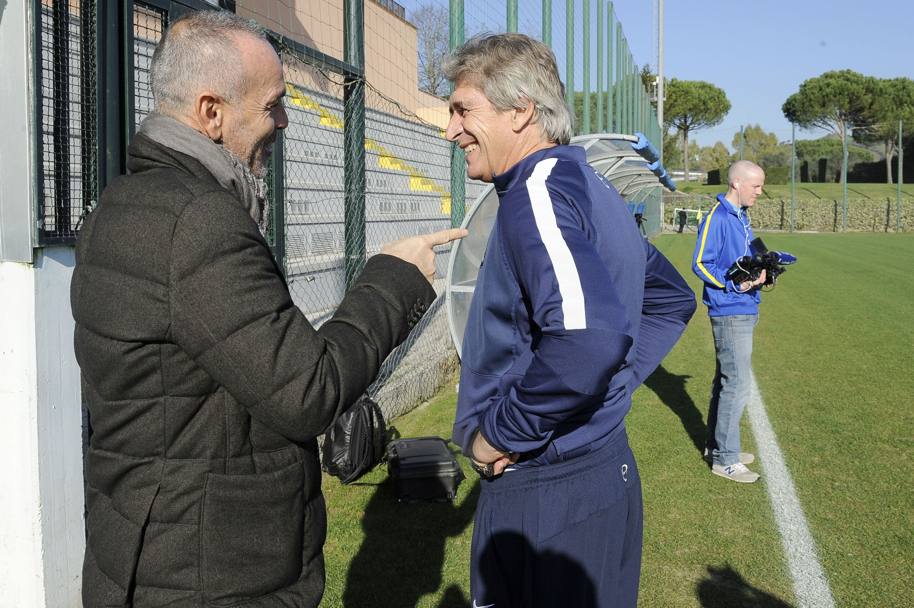 Risate tra Pioli, allenatore della Lazio, e Pellegrini, manager del City. LaPresse